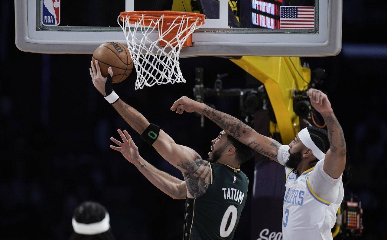 开云体育官网-塔图姆在湖人比赛中持续失利，出色防守引发热议！赛场气氛高涨的简单介绍