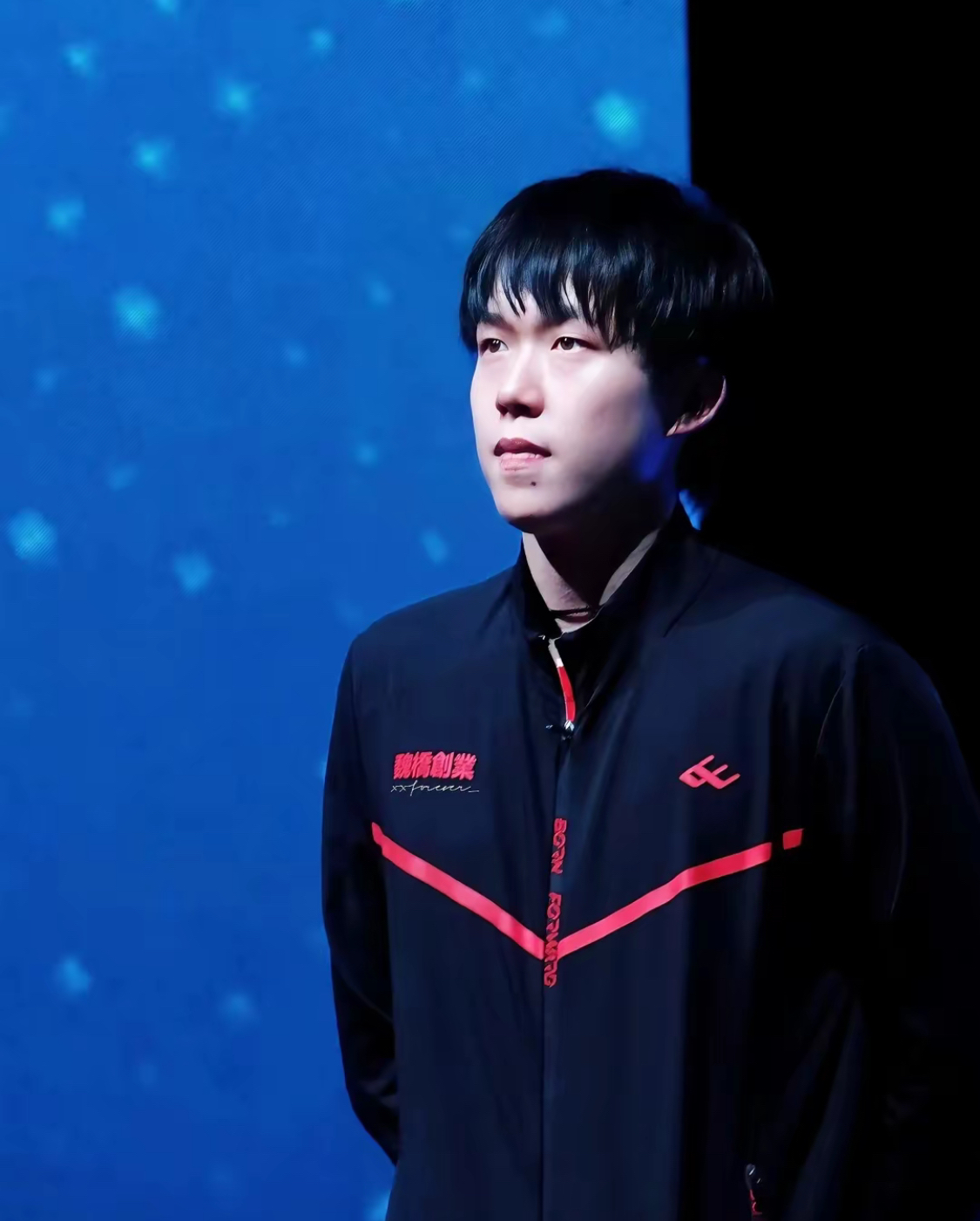 Faker在MAD比赛中重要助攻,战术调整引发热议!赛场气氛高涨(faker最开始是哪个战队的) Faker在MAD比赛中重要助攻,战术调整引发热议!赛场气氛高涨(faker最开始是哪个战队的)