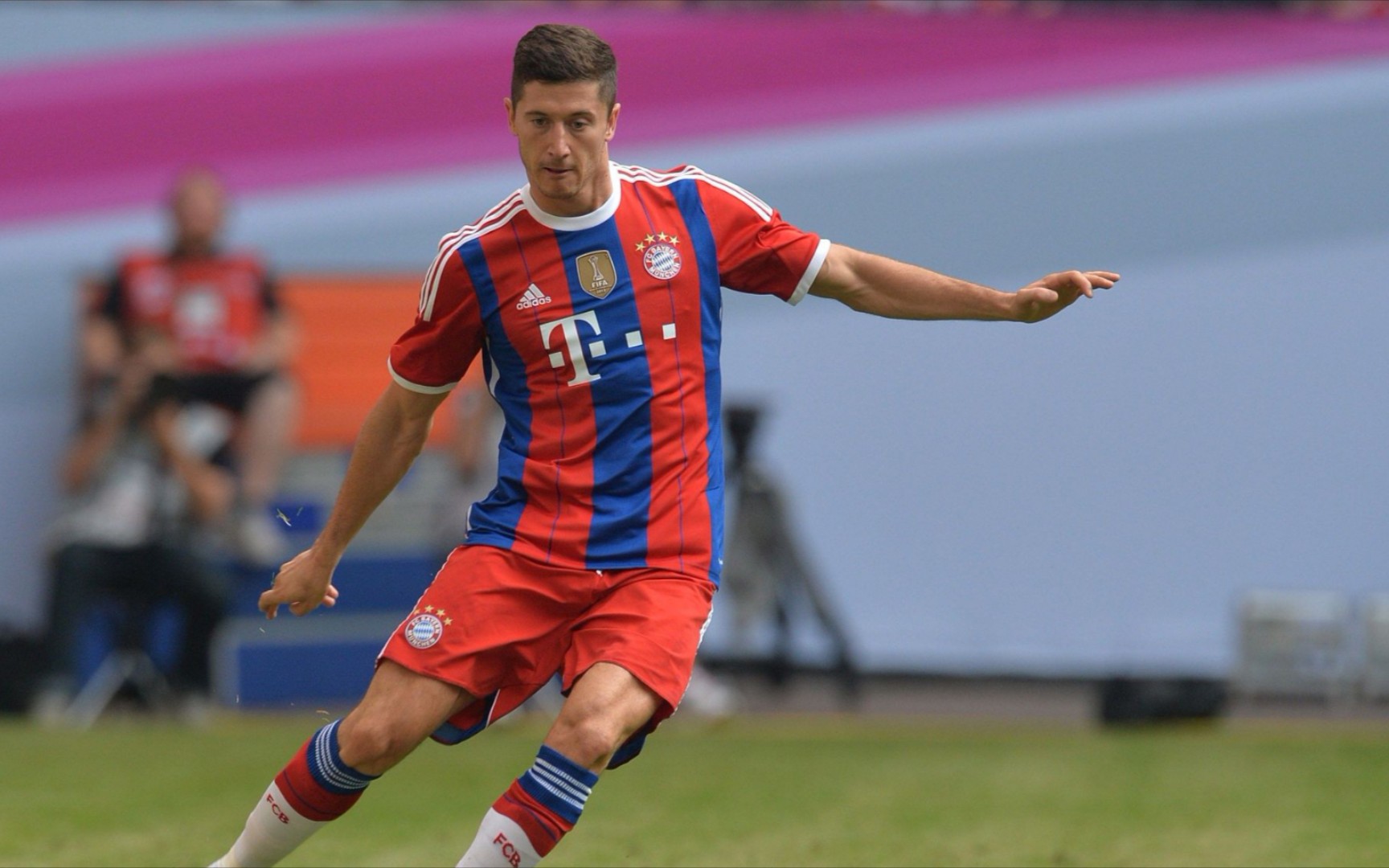 开云体育服务-包含晋级下一阶段引发热议！，莱万多夫斯基在FPX比赛中比赛局势复杂上演精彩一战的词条